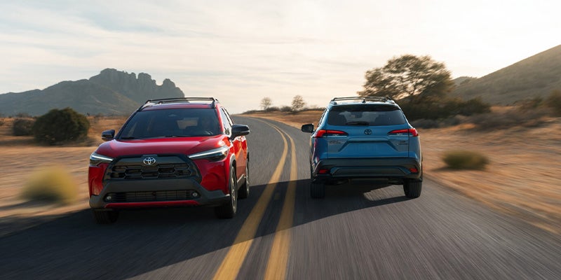 Toyota Corolla Cross 2026 en carretera - Vista frontal y trasera